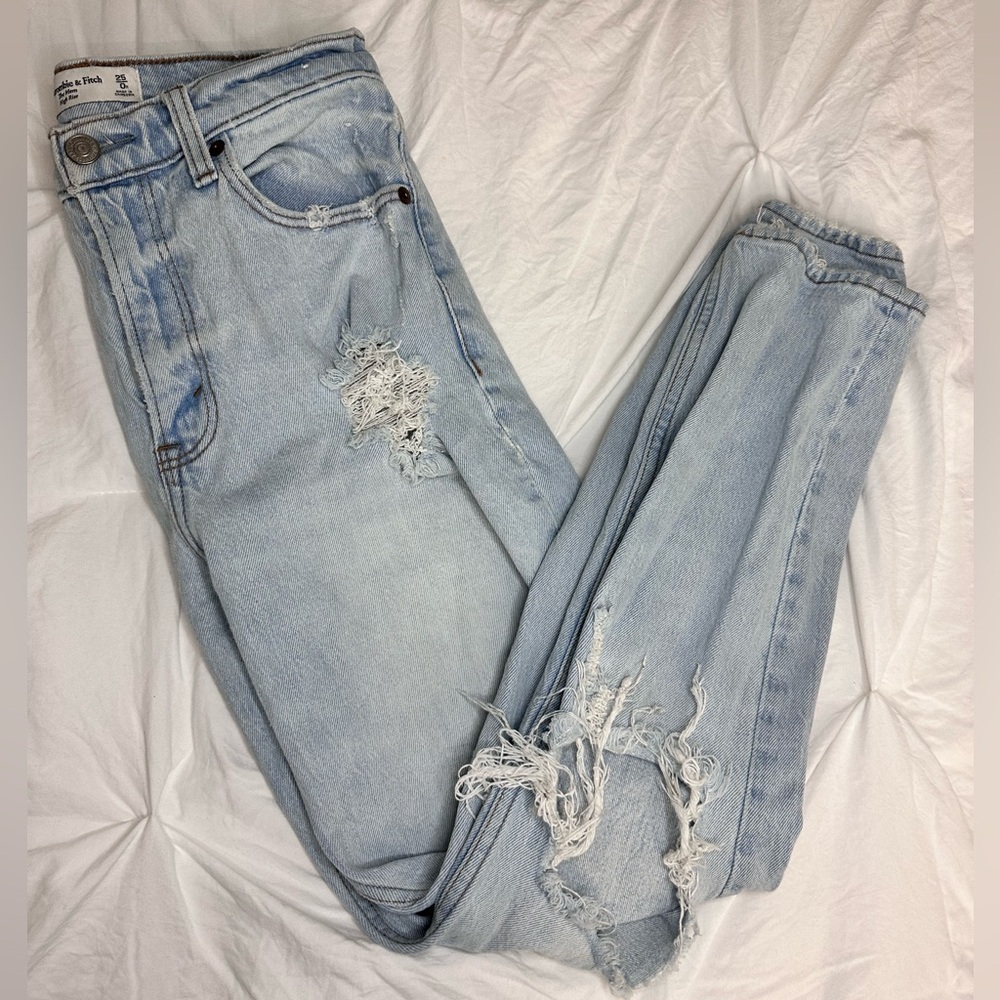 Abercrombie & Fitch High Rise Distressed Mom Jean in Light Wash Size 25